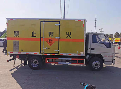 赫章爆破器材运输车技术升级与安全合规新趋势